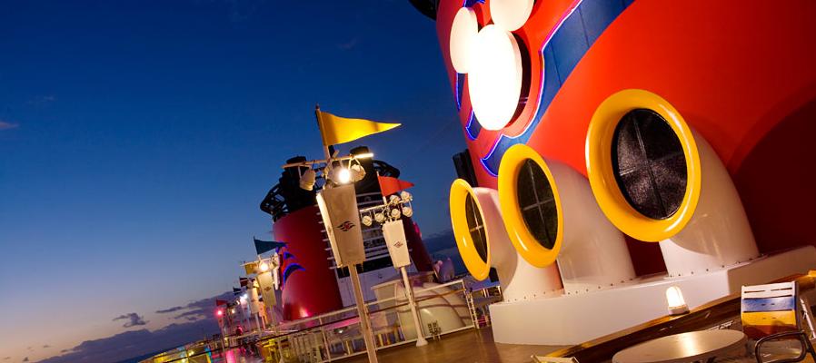 Chimeneas y cubierta del Disney Magic CRUCEROS DISNEY MAGIC CRUCEROS MEDITERRANEO CRUCEROS CARIBE CRUCEROS DISNEY CRUISES DISNEY MAGIC